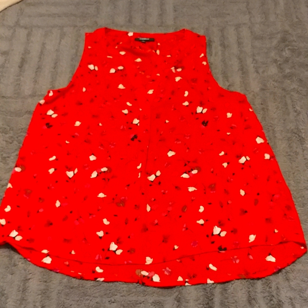 No sleeve light top